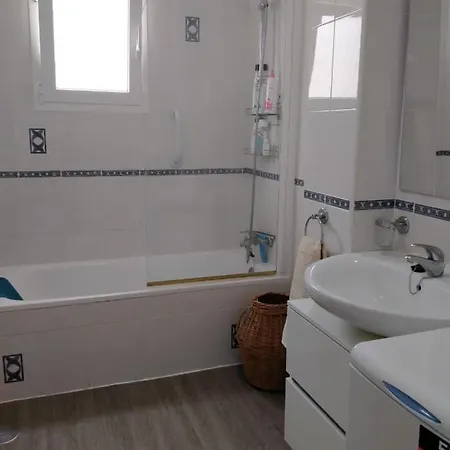 Spacious 1 Bedroom Apartment, Centre 3i 公寓